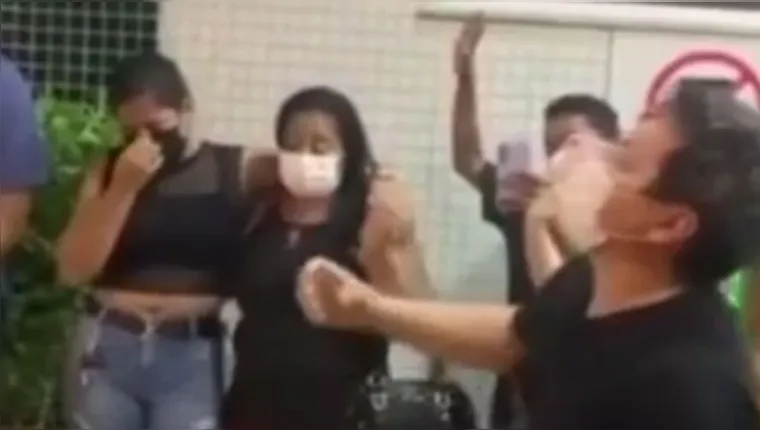 Imagem ilustrativa da notícia Calcinha Preta: fãs cantam e oram em hospital; veja o vídeo!