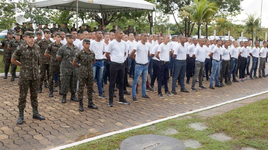 Os jovens brasileiros do sexo masculino que completaram 18 anos em 2022 devem se inscrever exclusivamente por meio do site de alistamento militar