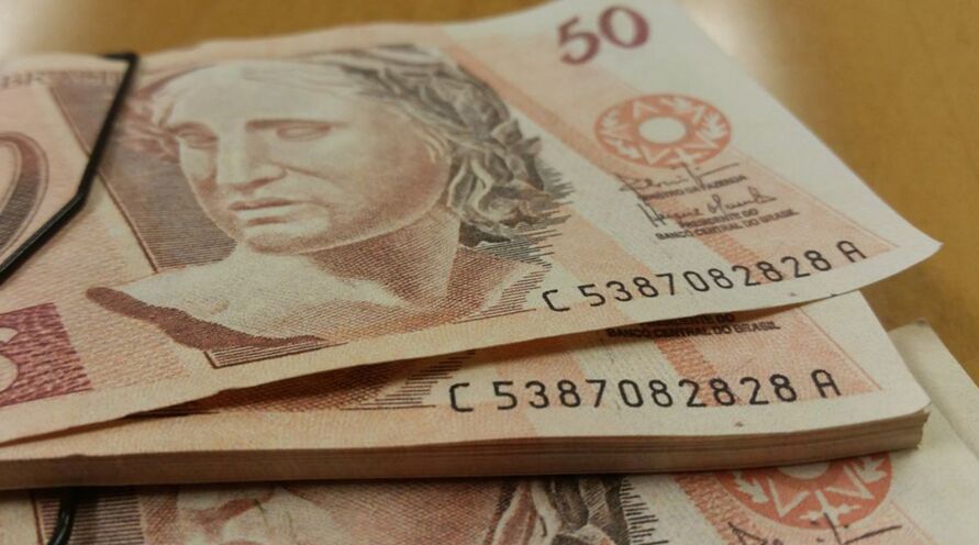 O valor do novo salário mínimo, a partir de 1º de janeiro de 2022, é de  R$ 1.212