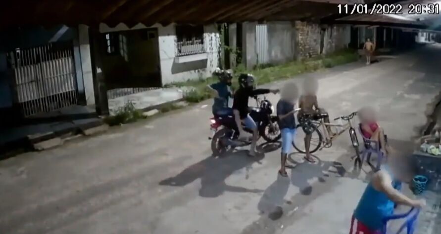 Criminosos chegaram de moto e levaram pertences de pessoas que estavam na frente de uma casa