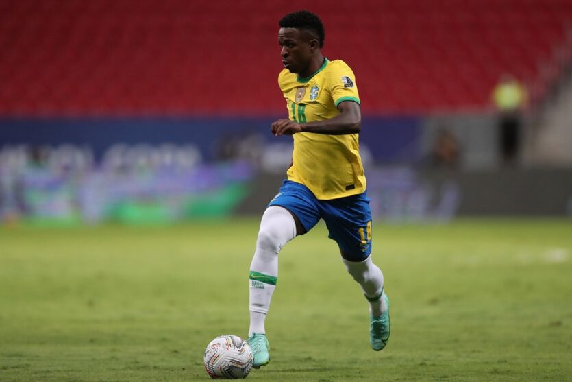 Vinícius Junior com a camisa da seleção brasileira
