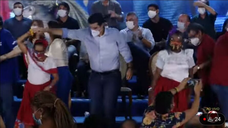Imagem ilustrativa da notícia: Vídeo: Helder dança carimbó na entrega da Usina da Paz