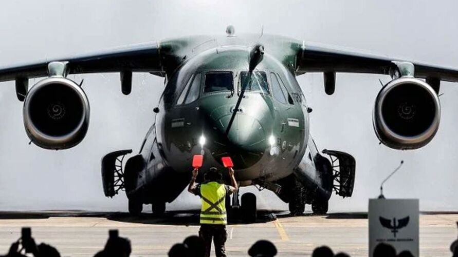 A FAB (Força Aérea Brasileira) informou que colocou de prontidão dois aviões KC-390 Millennium para o possível transporte ao Brasil de cidadãos do país que deixaram a Ucrânia.