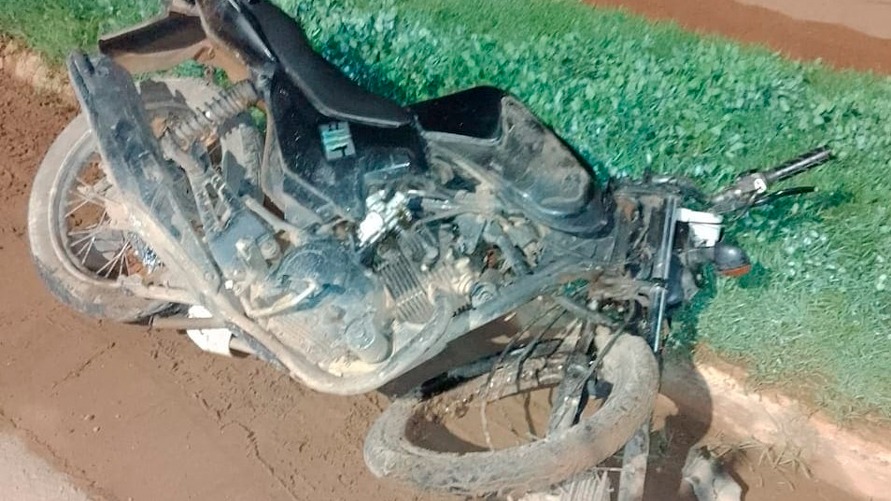 Motocicleta que a vítima andava ficou destruída 