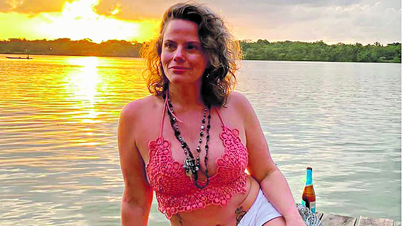 Maria Cândida curtiu o pôr do sol e uma cervejinha no Pará