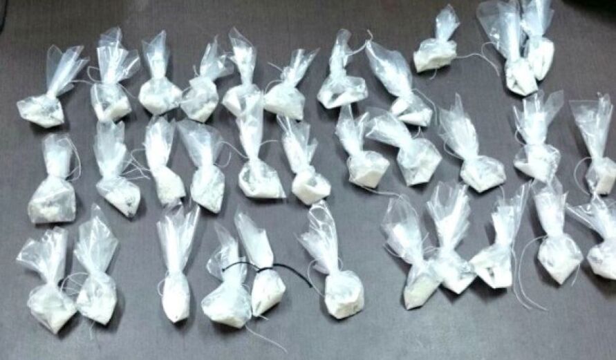  Com eles, os militares encontraram 13 porções de cocaína e uma de maconha