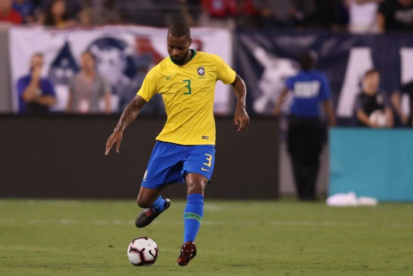 Zagueiro Dedé em uma de suas atuações vestindo a camisa da Seleção Brasileira