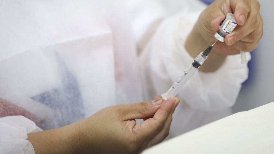Avanço da vacinação também será necessário para frear contaminação do vírus, avalia o cientista