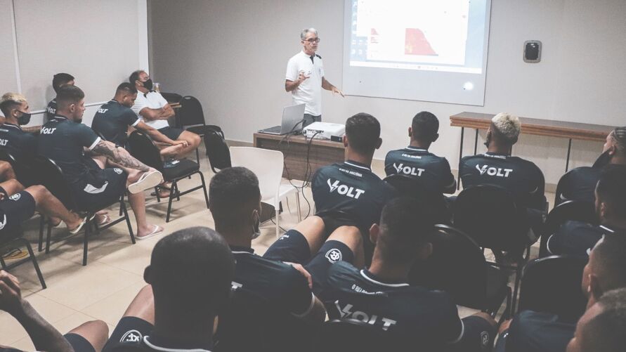 Jogadores do Clube do Remo participam de palestra sobre psicologia esportiva