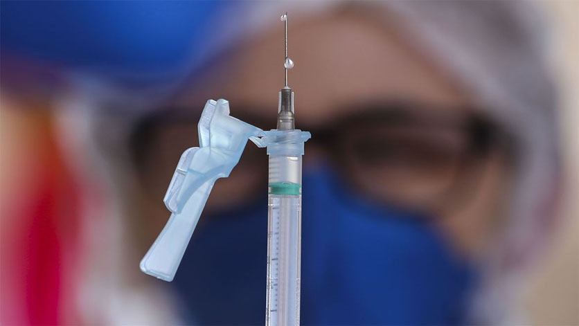 Uma nova vacina contra a variante Ômicron deve ser lançada até março. 