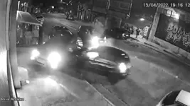 Homem enfurecido jogou o carro contra o da ex-mulher com os filhos