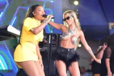 Ludmilla e a esposa  Brunna Gonçalves no palco.