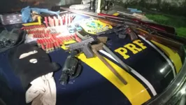 Armas de fogo, munições, facas e lanternas foram encontradas no veículo.