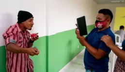 Jovem se diverte durante gravação de um dos vídeos.