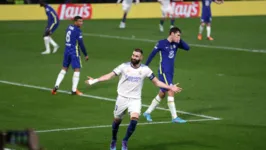 Benzema corre para festejar o gol do Real sobre o Chelsea.