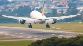 Boeing 777F pousando a instantes do incidente