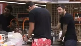 Imagem ilustrativa da notícia BBB 22: Scooby pega carne no lixo, limpa e come