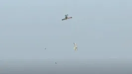 Um avião em mergulho, e o outro fora de controle, em cena de um dos vídeos a seguir