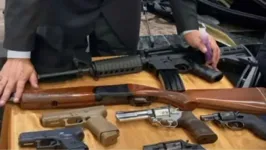 O delegado Tito Barichello postou um vídeo de um pastor benzendo as armas dele