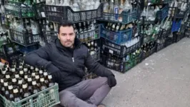 Em um post publicado nas redes sociais, o parlamentar aparece sentado ao lado de dezenas de garrafas