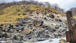 A pedra rompida em dois pedaços no Japão