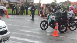 Viatura tombada na pista da avenida Independência