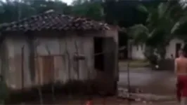 Impacto destruiu telhados e um banheiro.