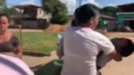 A mulher levou o cadáver do filho em uma moto.