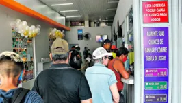 Movimento em uma lotérica em Belém
