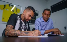 Dentinho assinou contrato nesta quarta-feira