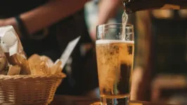 Colocar a bebida nos copos é a recomendação de especialista em cerveja