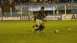 Momento em que o jogador Douglas dá a cotovelada que atinge Danrlei.