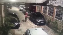 Segundo os moradores, o criminoso teve acesso a vila usando uma chave mestre.