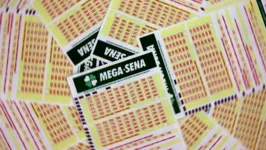 Ninguém acerta os números da Mega-Sena que acumula de novo