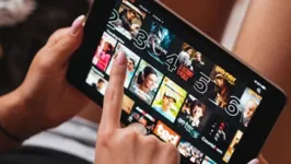 Netflix enfrenta problema com queda de assinantes e busca alternativa para reverter perdas, como a inclusão de publicidade em seus conteúdos