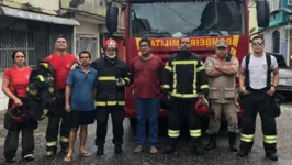 Sargento Odair ao lado da equipes do Corpo de Bombeiros