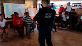 Policial militar conversa com indígenas na aldeia