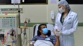 O paciente, João Adison, durante sessão de hemodiálise no Hospital Regional do Baixo Amazonas