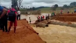 Cratera isolou várias comunidades na zona rural do município