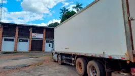 O caminhão frigorífico abordado pela fiscalização da Sefa