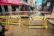 Pontes de madeira foram instaladas na área central da cidade, que sofre com os alagamentos