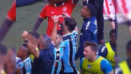 Momento em que Lucas Silva é acertado com o celular no rosto.