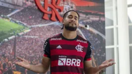 O Mengão anunciou o zagueiro ex-Corinthians