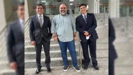 Advogados André Serrão e Angelo Carrascosa, ao lado do presidente do Clube do Remo, Fábio Bentes