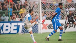 Meia Serginho, no exato momento em que manda a bola para marcar o segundo gol do Paysandu, diante do Águia de Marabá