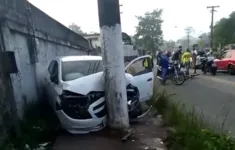 Após atropelar a ciclista, o condutor do veículo ainda colidiu contra um muro.