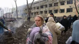 Mulheres grávidas foram removidas no meio do entulho fumegante do lado de fora do edifício, gerando imagens emblemáticas do drama da guerra.