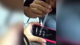 Estudantes compartilham vídeos cheirando pó de corretivo.
