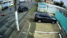 Um vídeo que circula nas redes sociais mostra o momento em que um homem acaba sendo morto a tiros ao tentar agredir um motorista em plena avenida, por volta das 6h da manhã.