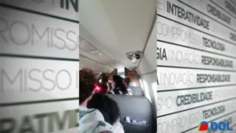 Imagem ilustrativa da notícia Porta de avião abre durante voo e é segurada por passageiros